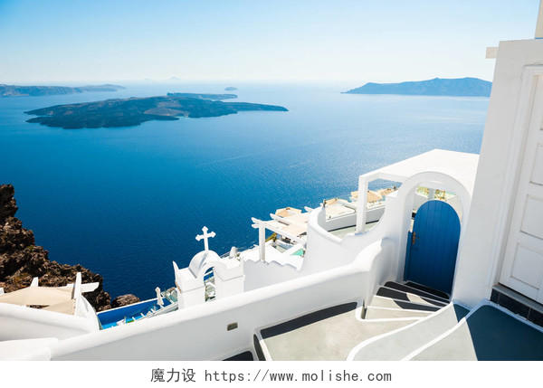 希腊圣托里尼岛上的白色建筑著名的旅游目的地放松